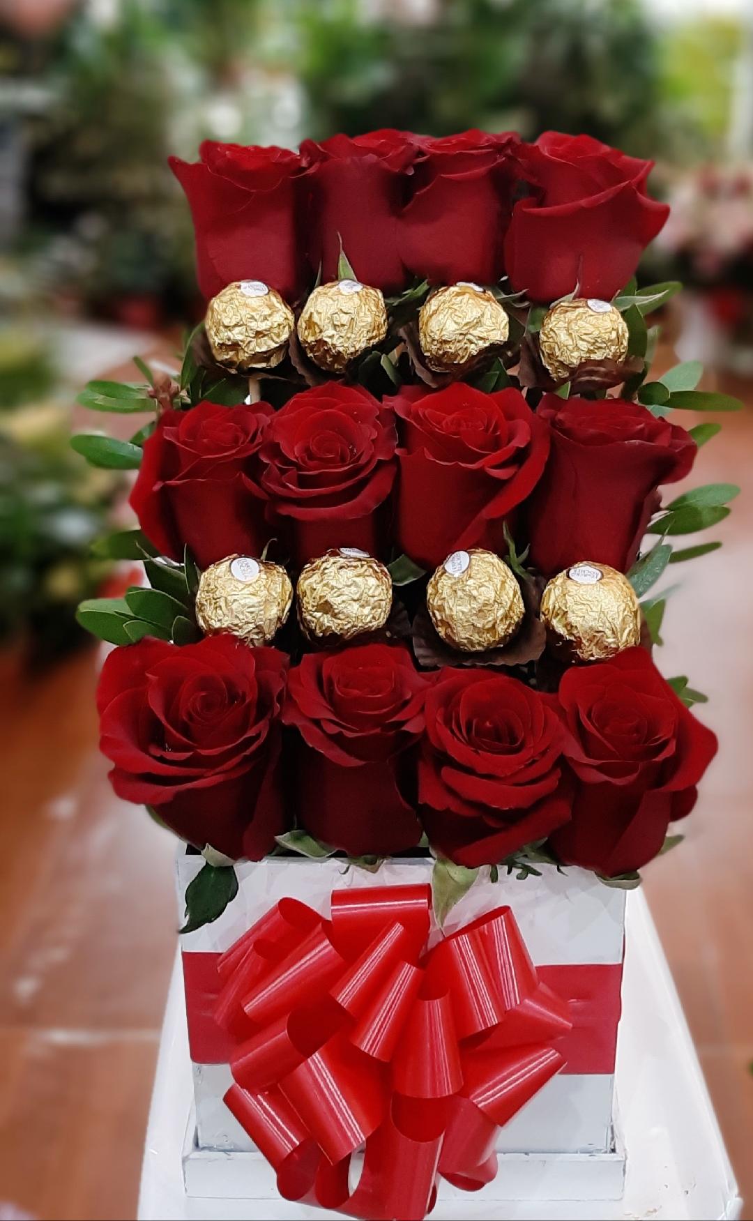 Foto de Caja Escalera de Rosas y Ferrero 